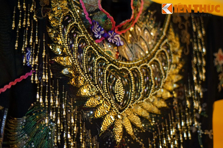 Nhu cầu của hầu đồng đã sinh ra nghề làm trang phục hầu đồng. Làng Hoàng Xá, Thường Tín, Hà Nội có gần chục cơ sở sản xuất khăn áo phục vụ hầu đồng, thu hút nhiều lao động địa phương và các vùng lân cận. Các xưởng sản xuất thường làm theo đơn đặt hàng, bên cạnh đó họ còn sáng tạo nhiều mẫu mã mới để đáp ứng yêu cầu khách hàng.