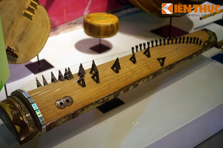 Hát văn là lễ nhạc chầu Thánh, có vai trò quan trọng trong lễ hẫu đồng. Lời ca, tiếng nhạc của cung văn nhằm mời gọi các vị Thánh về. Bộ dụng cụ hát văn ngày nay gồm những nhạc cụ truyền thống như đàn nguyệt, đàn tranh, trống ban, trống cái, phách, đàn nhị, thanh la, não bạt, cành đôi, sáo và cả những thiết bị hiện đại như micro, amply, loa...