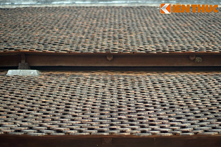 Màu thời gian phủ lên mái ngói ngôi đình cổ kính.