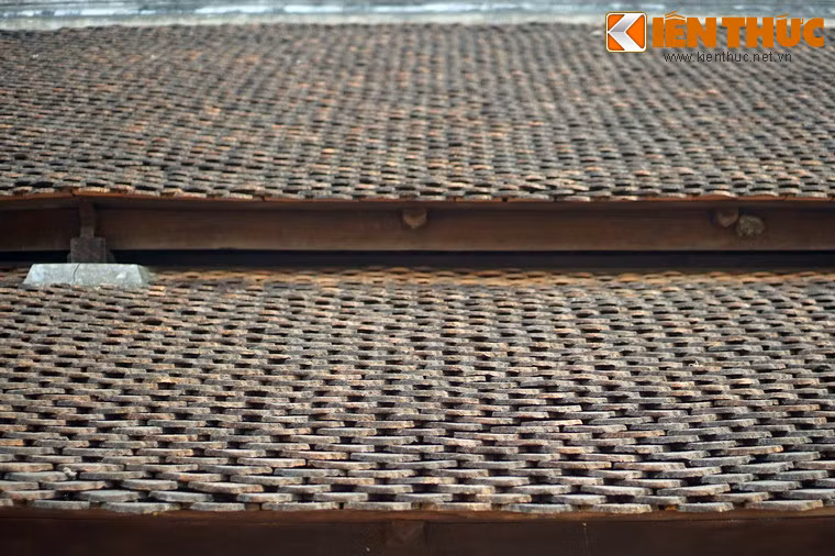 Màu thời gian phủ lên mái ngói ngôi đình cổ kính.