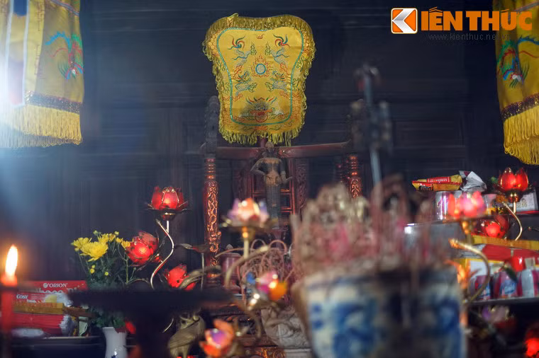 Hậu cung là nơi đặt ngai thờ Bà Triệu.