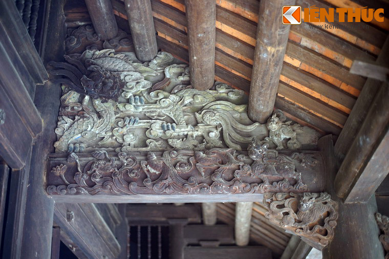 Nghệ thuật điêu khắc gỗ ở đình làng Phú Điền được đánh giá cao với nhiều mảng chạm khắc lớn, tinh xảo.