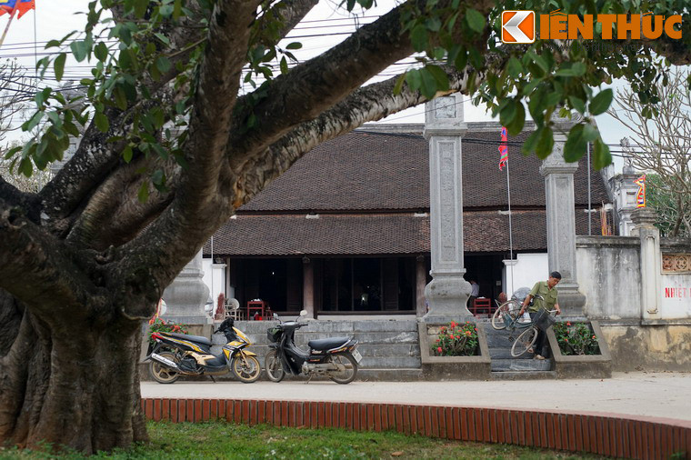 Vẻ đẹp kiến trúc của ngôi đình còn được tôn lên bởi không gian đặc trưng của làng quê Bắc Bộ xưa với cây đa, giếng nước và khoảng sân rộng làm nơi tụ họp của dân làng.