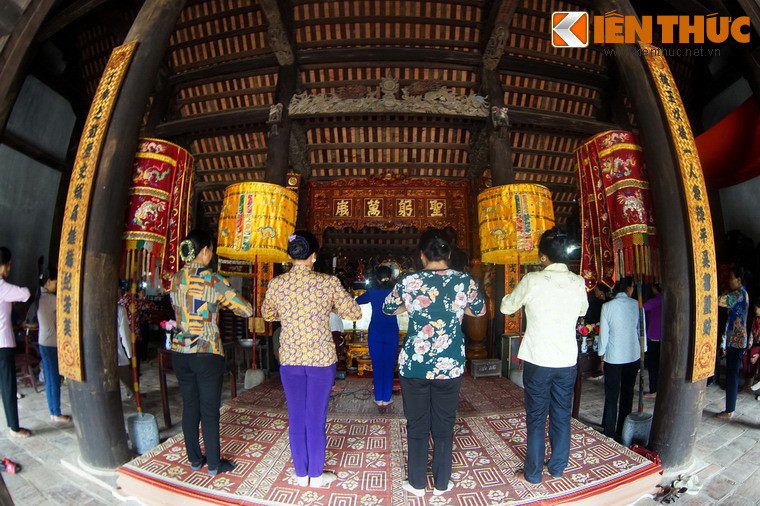 Theo chiều sâu, từ trước ra sau đình gồm tiền đường, trung đường và hậu cung.