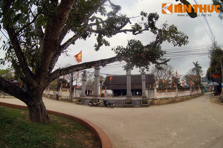 Trong khu Di tích quốc gia đặc biệt đền Bà Triệu còn có đình làng Phú Điền. Tại ngôi đình xây dựng vào thế kỷ 18 này, Bà Triệu được nhân dân địa phương suy tôn là Thành hoàng làng, muôn đời thờ phụng.