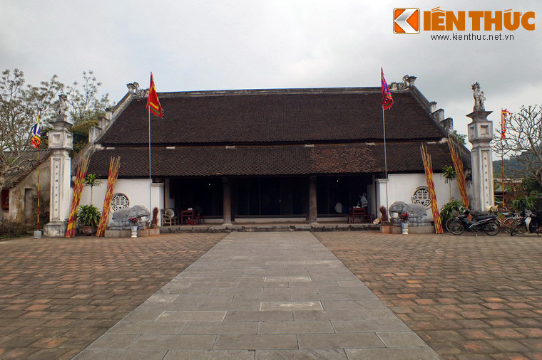 Đình Phú Điền cũng là một công trình kiến trúc cổ có giá trị. Ngôi đền mang dáng vẻ uy nghi, được trang trí bằng những hoa văn chạm trổ trên gỗ tinh xảo. Hệ khung của đền gây ấn tượng với những hàng cột gỗ nguyên khối, vững chắc sau hàng thế kỷ tồn tại.