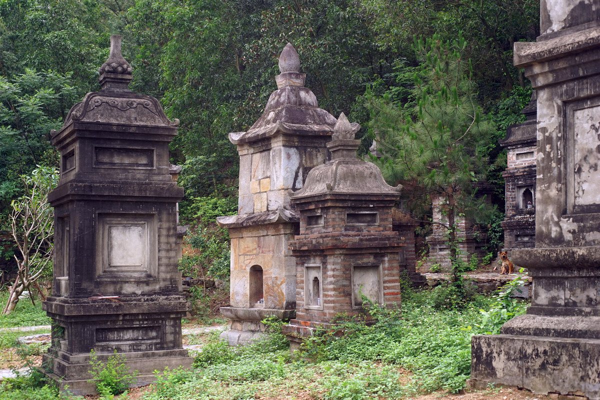 Ngoài ra, chùa còn có 32 ngọn tháp xây bằng gạch và đá là nơi cất giữ xá lị của các nhà sư từng trụ trì ở đây, phần lớn được dựng vào thế kỷ 17.