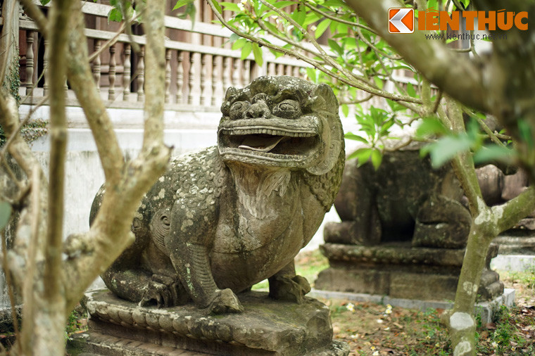 Nhiều tác phẩm điêu khắc thời nhà Lý còn được giữ tại chùa cho đến nay. Ngay ở bậc thềm thứ hai, có 10 tượng thú bằng đá cao 10 m, gồm sư tử, voi, tê giác, trâu, ngựa, mỗi loại hai con, nằm trên bệ hoa sen tạc liền bằng những khối đá lớn.