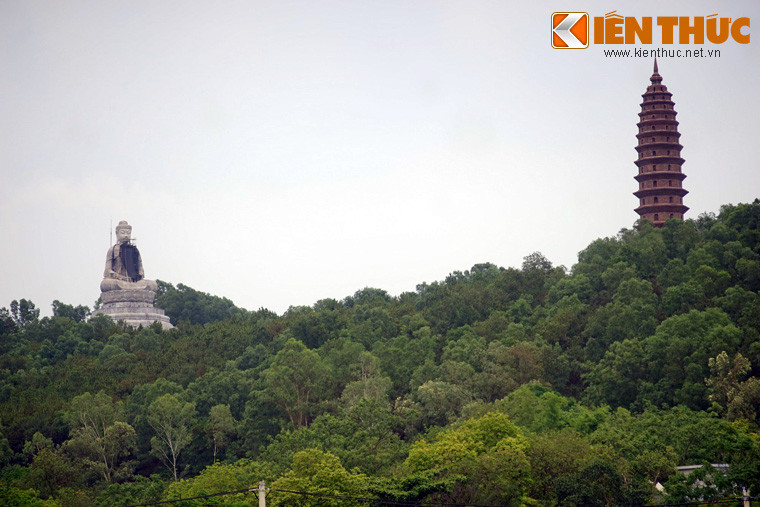 Nằm trên sườn phía Nam núi núi Lạn Kha (còn gọi là núi Phật Tích) ở xã Phật Tích, huyện Tiên Du, tỉnh Bắc, chùa Phật Tích nổi tiếng trong lịch sử với kiến trúc đẹp và cảnh sắc thanh tịnh.