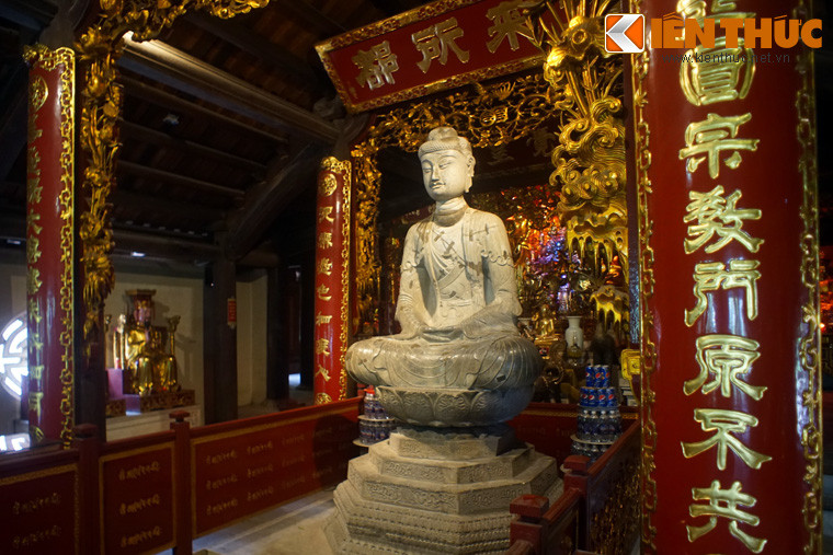 Quan trọng nhất là pho tượng Phật A Di Đà bằng đá xanh đang ngồi thiền định trên tòa sen,bức tượng cao 1,86 m; thêm phần bệ thì đạt 2,69 m. Trên bệ và trong những cánh sen, có những hình rồng và hoa lá, một nét đặc trưng của mỹ thuật thời Lý.