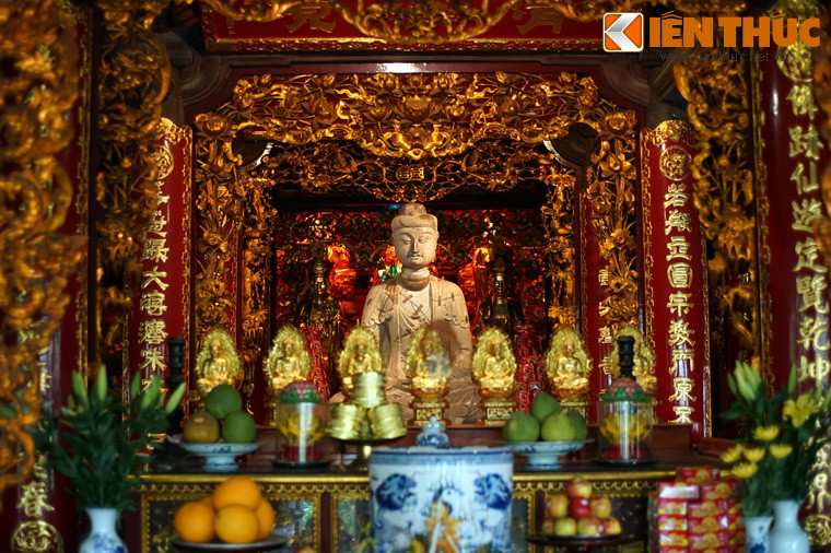 Năm 1066, vua Lý Thánh Tông (1054 - 1072) cho xây dựng tòa bảo tháp kì vĩ, cao khoảng 40m bên sườn núi. Tương truyền, khi tòa tháp đổ, bên trong lộ ra một pho tượng Phật A Di Đà tạc bằng đá xanh nguyên khối. Trước sự kiện này, xóm Hỏa Kê cạnh chùa đã đổi tên thành thôn Phật Tích.