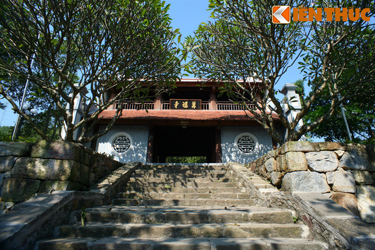 Hiện nay, ngôi chùa vẫn giữ được những đường nét kiến trúc của thời Lý, thể hiện qua ba bậc nền bạt vào sườn núi. Các nền hình chữ nhật dài khoảng 60 m, rộng khoảng 33 m, mặt ngoài bố trí các tảng đá hình khối hộp chữ nhật.