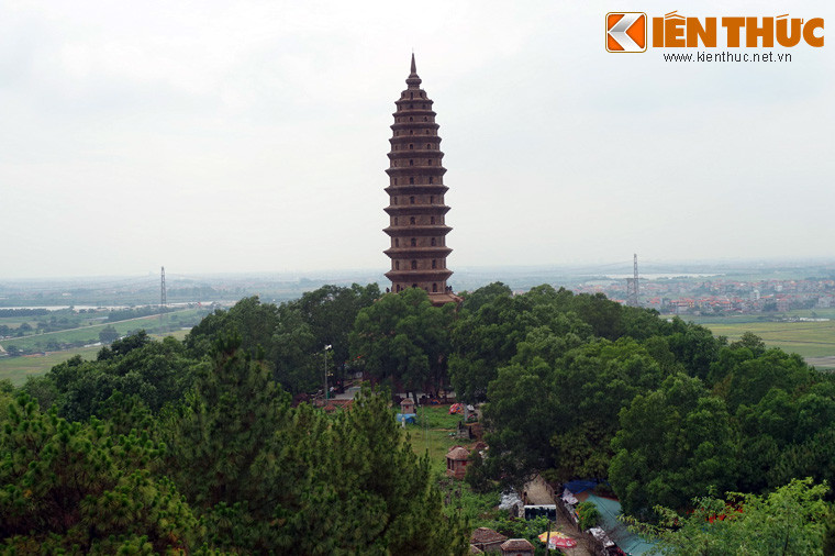 Phía trước tượng Phật là tòa bảo tháp cao vút, gợi nhớ về thời huy hoàng của chùa Phật Tích thuở xa xưa… Mời quý độc giả xem video: Đi tìm Tết Việt. Nguồn: VTC14.