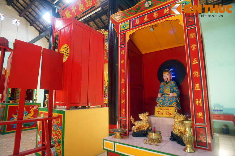 Ngoài Quan Thánh Đế, miếu còn có ban thờ các vị thần trong tín ngưỡng Trung Hoa và hai nhân vật lịch sử gần gũi với Quan Công là Châu Xương, Quan Bình.