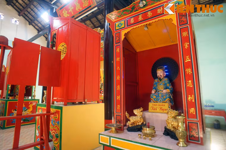 Ngoài Quan Thánh Đế, miếu còn có ban thờ các vị thần trong tín ngưỡng Trung Hoa và hai nhân vật lịch sử gần gũi với Quan Công là Châu Xương, Quan Bình.