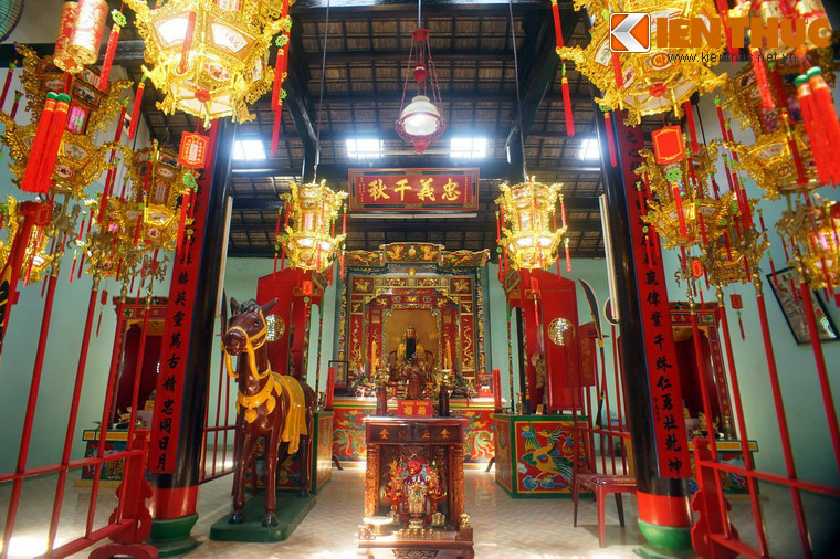 Chính điện có một khám thờ lớn bằng gỗ ở chính giữa, trong đặt tượng Quan Thánh.