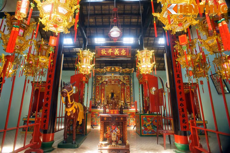 Chính điện có một khám thờ lớn bằng gỗ ở chính giữa, trong đặt tượng Quan Thánh.