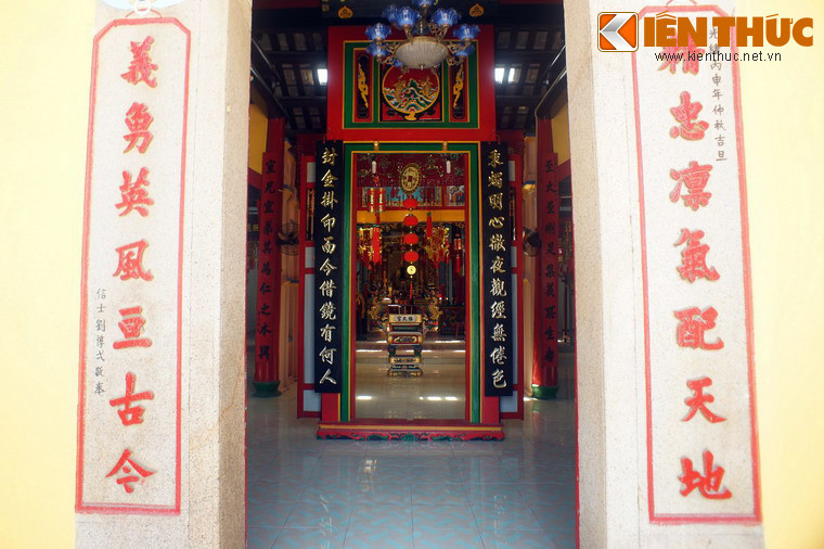 Miếu là nơi thờ ngài Quan Thánh/ Quan Công, tên thật là Quan Vân Trường sống vào đời nhà Hán – Trung Quốc. Theo quan niệm của người Hoa, sau khi chết, Quan Công đã hiển Thánh, được gọi là Quan Thánh Đế Quân.