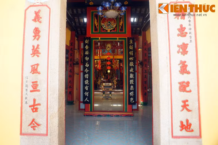 Miếu là nơi thờ ngài Quan Thánh/ Quan Công, tên thật là Quan Vân Trường sống vào đời nhà Hán – Trung Quốc. Theo quan niệm của người Hoa, sau khi chết, Quan Công đã hiển Thánh, được gọi là Quan Thánh Đế Quân.