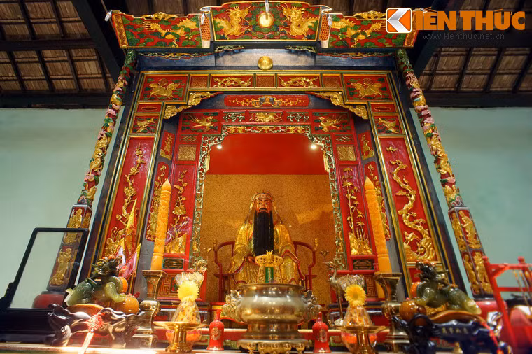 Cận cảnh khám thờ Quan Thánh.