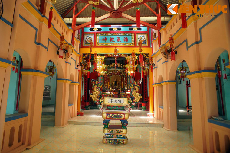 Nhà tiền tế và chính điện nằm cách nhau qua một khoảng sân có mái che.