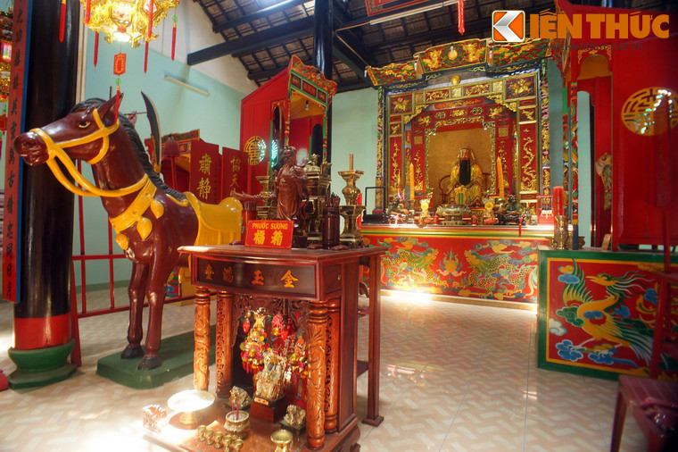 Trước khám thờ có một ban thờ lớn trên đặt nhiều đồ từ khí, chân đèn, lư hương, đỉnh đồng… Cạnh đó là tượng ngựa Xích Thố.