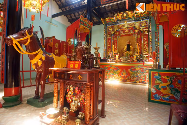 Trước khám thờ có một ban thờ lớn trên đặt nhiều đồ từ khí, chân đèn, lư hương, đỉnh đồng… Cạnh đó là tượng ngựa Xích Thố.