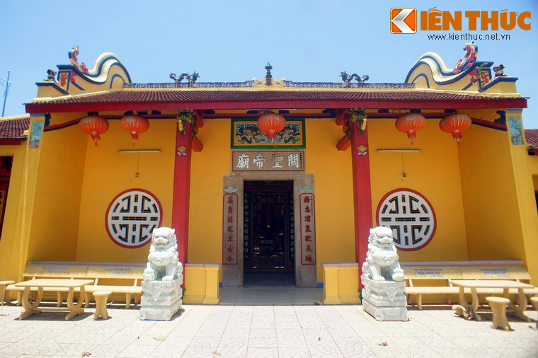 Nằm cạnh chợ Thành, thuộc thị trấn Diên Khánh, cách thành phố Nha Trang khoảng 10km, miếu Quan Thánh là một công trình kiến trúc độc đáo của người Hoa ở khu vực Nam Trung Bộ.