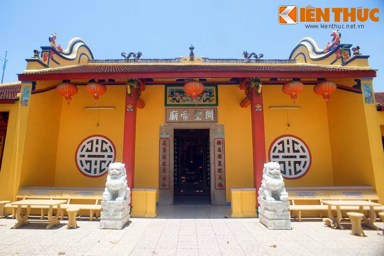 Nằm cạnh chợ Thành, thuộc thị trấn Diên Khánh, cách thành phố Nha Trang khoảng 10km, miếu Quan Thánh là một công trình kiến trúc độc đáo của người Hoa ở khu vực Nam Trung Bộ.