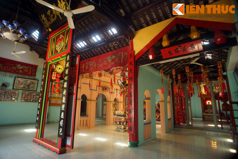 Khu vực miếu gồm nhà tiền tế ở phía trước và chính điện ở phía sau. Tiền tế đặt một ban thờ Hội đồng, nơi này dùng để đấu giá đầu heo trong những ngày tổ chức lễ hội.