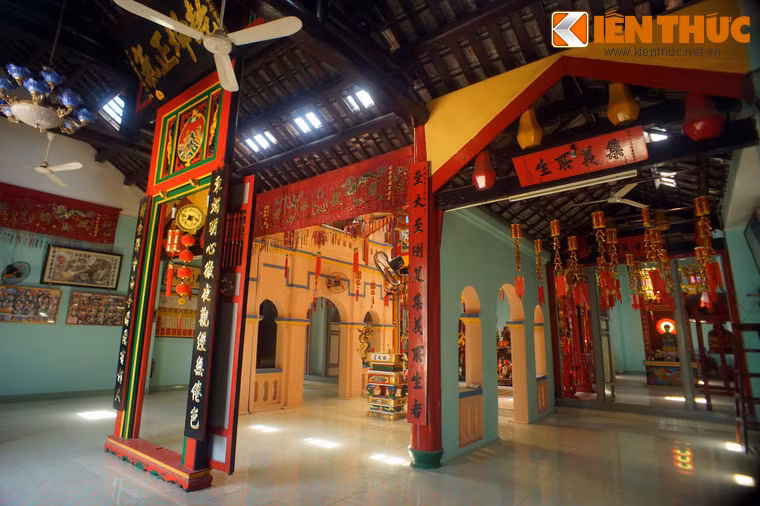 Khu vực miếu gồm nhà tiền tế ở phía trước và chính điện ở phía sau. Tiền tế đặt một ban thờ Hội đồng, nơi này dùng để đấu giá đầu heo trong những ngày tổ chức lễ hội.