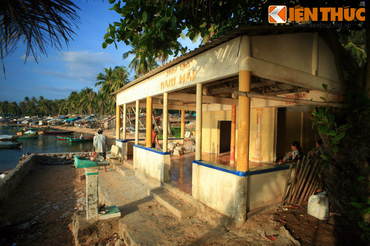 Lăng Ông Nam Hải thờ Cá Ông (cá voi), là nơi hội tụ vẻ đẹp tín ngưỡng của người dân miền biển.