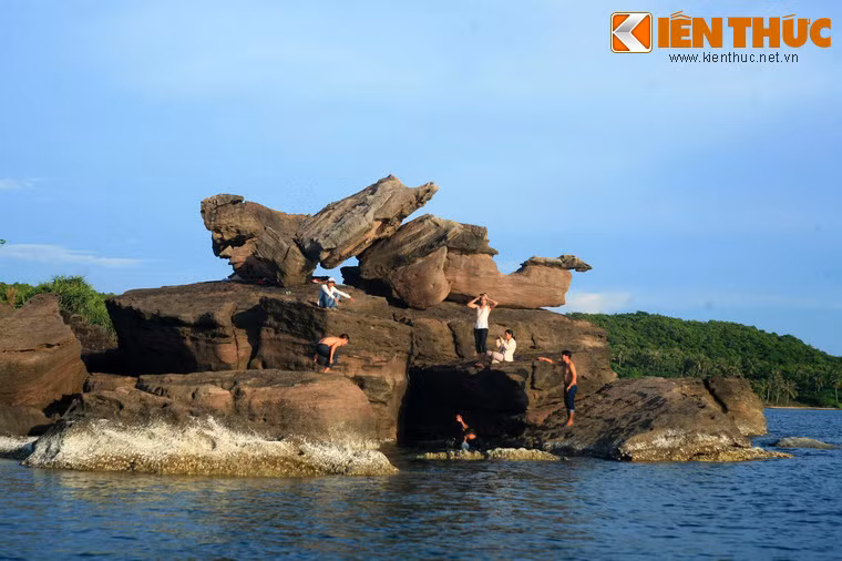 Ven các hòn đảo là nhiều mỏm đá hình thù độc đáo.