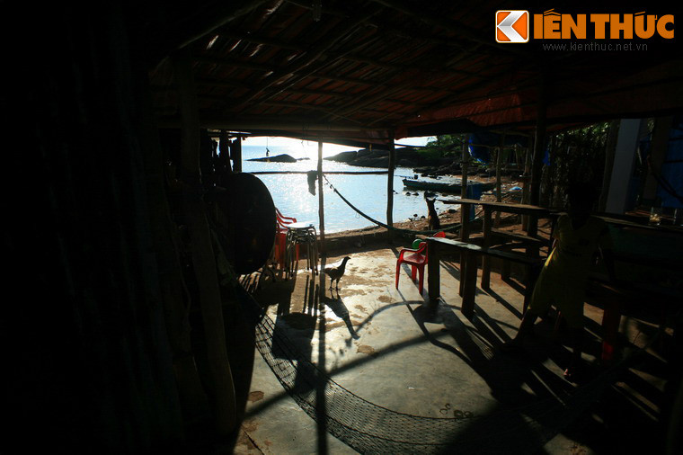 Người dân đảo thân thiện sẵn sàng mời du khách vào nhà uống nước.