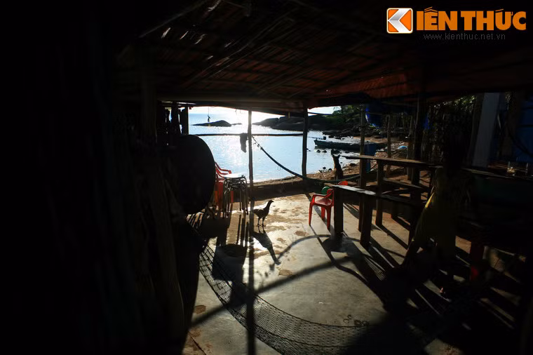 Người dân đảo thân thiện sẵn sàng mời du khách vào nhà uống nước.