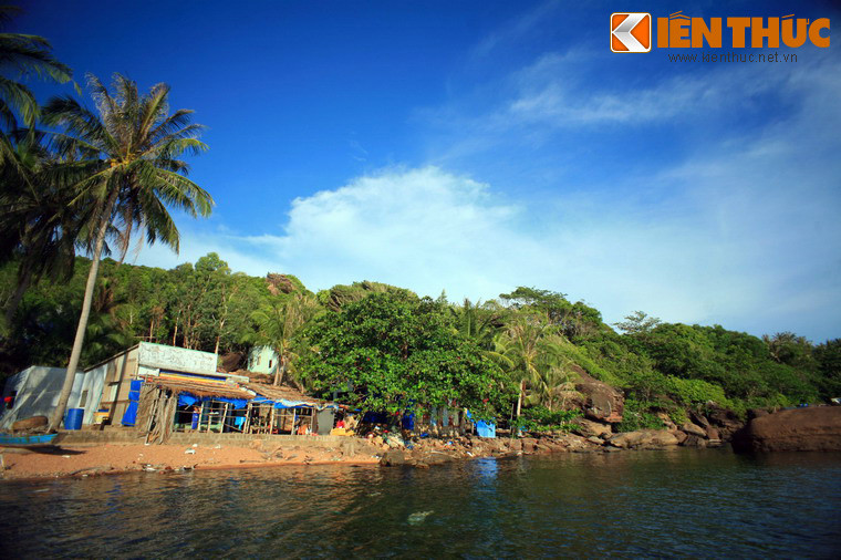 Đến với quần đảo An Thới, du khách có rất nhiều điểm đảo để khám phá như Hòn Thơm, Hòn Dừa, Hòn Móng Tay, Hòn May Rút, Hòn Gầm Gì, Hòn Dăm Trong…