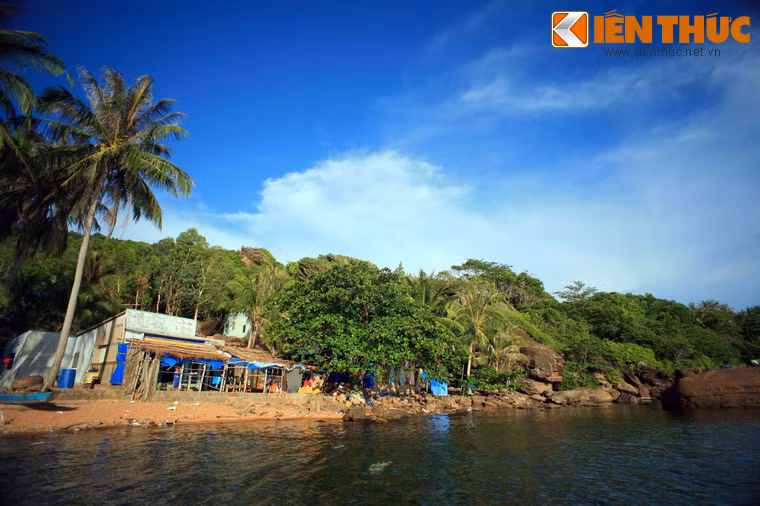 Đến với quần đảo An Thới, du khách có rất nhiều điểm đảo để khám phá như Hòn Thơm, Hòn Dừa, Hòn Móng Tay, Hòn May Rút, Hòn Gầm Gì, Hòn Dăm Trong…