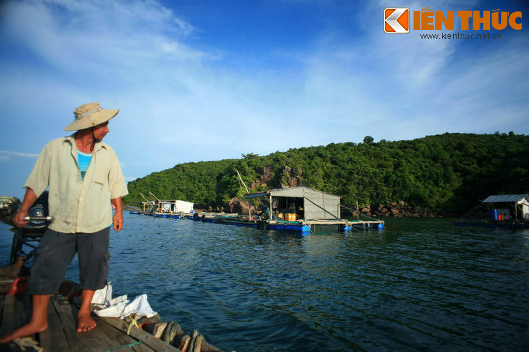 Những xóm chài trôi nổi trên mặt biển là một cách thức sinh sống khác của người dân ở quần đảo An Thới.