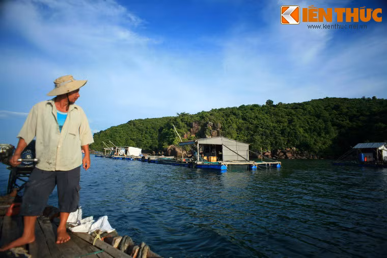 Những xóm chài trôi nổi trên mặt biển là một cách thức sinh sống khác của người dân ở quần đảo An Thới.