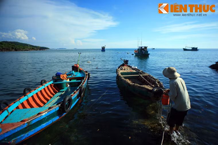 Mặc dù tuyến cáp treo ra đảo Hòn Thơm - hòn đảo lớn nhất của quần đảo An Thới - đã hoạt động từ năm 2018, nhưng thuyền vẫn là phương tiện tốt nhất để khám phá trọn vẹn quần đảo này.