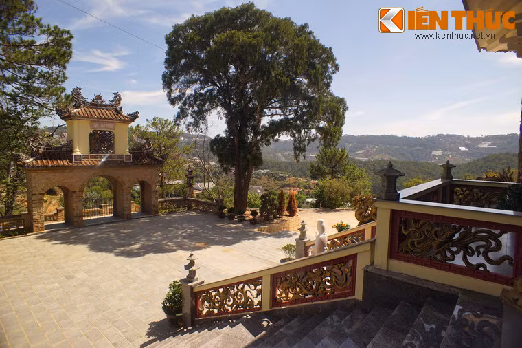 Sau tam quan là khoảng sân rộng, nơi có thể bao quát một khung cảnh bao la, khoáng đạt đặc trưng của Đà Lạt.