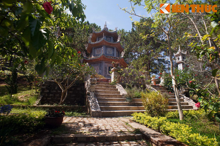 Trên sườn đồi sau nhà thờ Tổ có một tòa bảo tháp cao 3m, hình bát giác, là nơi an nghỉ của sư bà Từ Hương sau khi viên tịch.