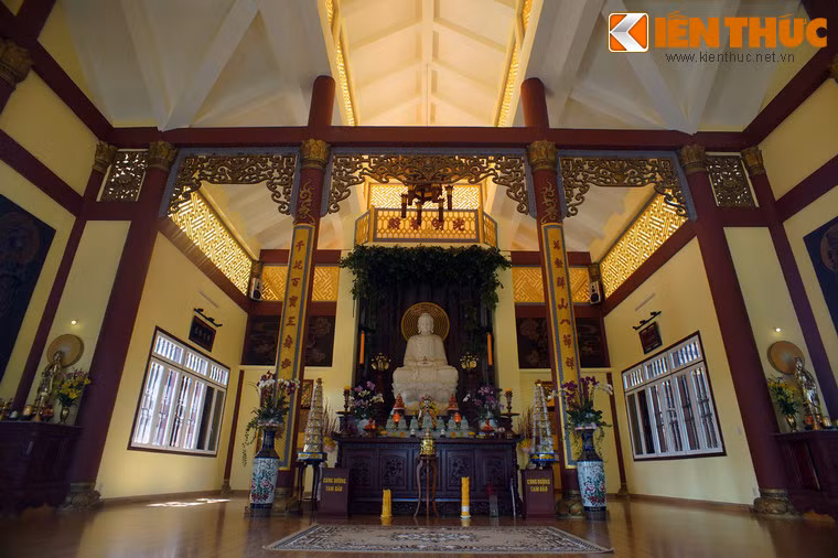 Trung tâm chính đặt tượng Đức Phật A Di Đà bằng đá cao 1,8m, hai bên có tượng Đại Thế Chí Bồ Tát và Quan Thế Âm Bồ Tát bằng đồng.