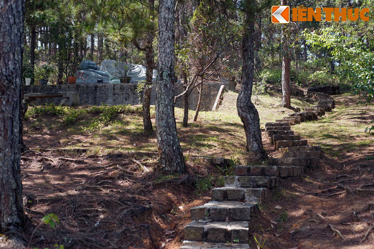 Cạnh tòa bảo tháp có lối dẫn lên đỉnh đồi.