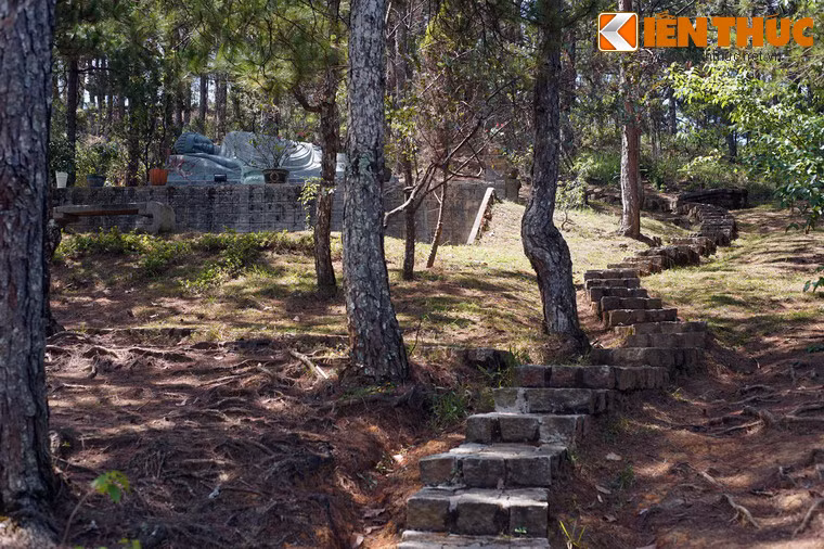 Cạnh tòa bảo tháp có lối dẫn lên đỉnh đồi.