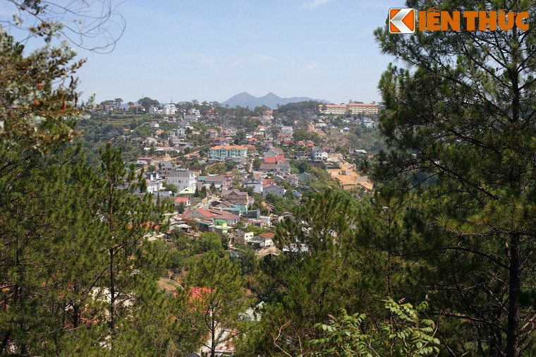 Từ nơi đây du khách có thể phóng tầm mắt để ngắm nghìn những khung cảnh thơ mộng của Đà Lạt từ trên cao, với đỉnh Lang Biang thấp thoáng nơi chân trời...