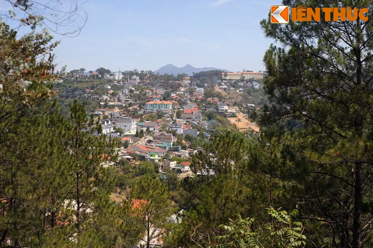 Từ nơi đây du khách có thể phóng tầm mắt để ngắm nghìn những khung cảnh thơ mộng của Đà Lạt từ trên cao, với đỉnh Lang Biang thấp thoáng nơi chân trời...