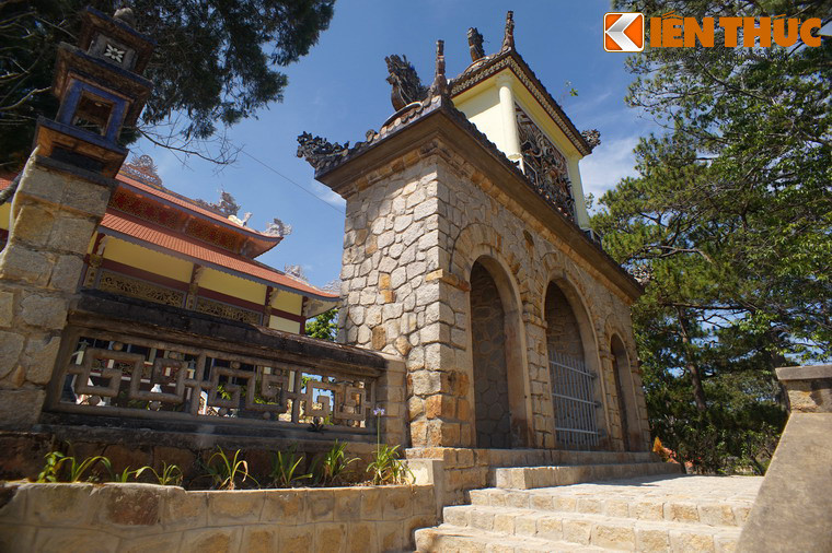 Chùa có kiến trúc khá ấn tượng, với công trình đầu tiên là tam quan làm bằng đá hộc nằm trên sườn đồi cao, có hàng chục bậc thang dẫn lên.