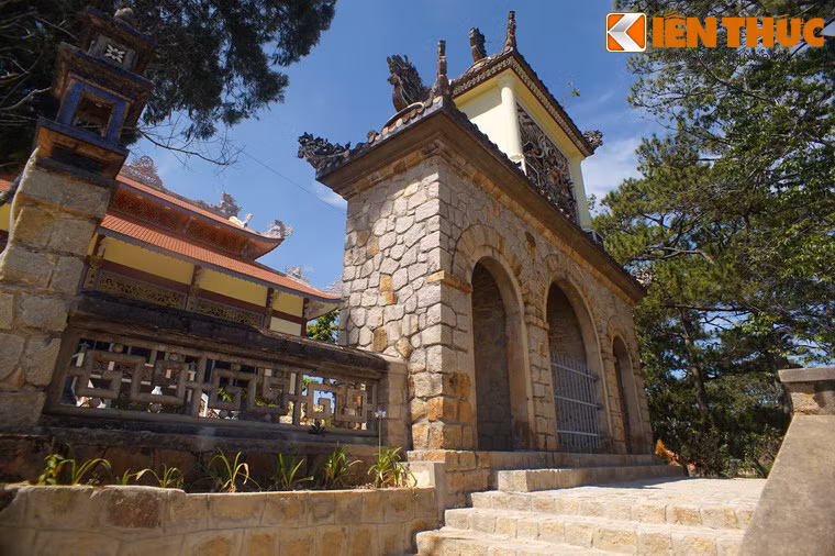 Chùa có kiến trúc khá ấn tượng, với công trình đầu tiên là tam quan làm bằng đá hộc nằm trên sườn đồi cao, có hàng chục bậc thang dẫn lên.