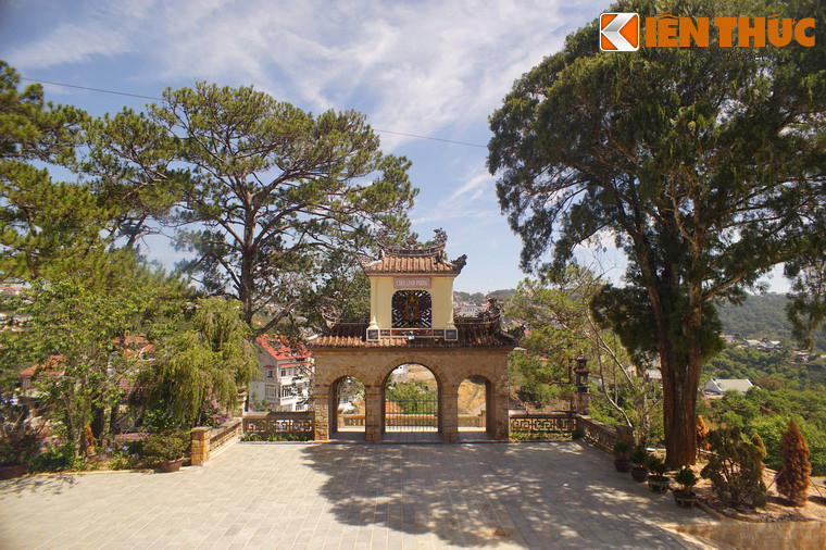 Chùa vốn là một nơi thờ Phật được dựng năm 1940, khi đó chỉ lợp tranh, vách bằng ván. Từ năm 1946, nơi thờ tự này được chuyển giao cho sư bà Thích Nữ Từ Hương. Những thập niên sau đó chùa liên tục được mở rộng và có diện mạo như ngày nay.